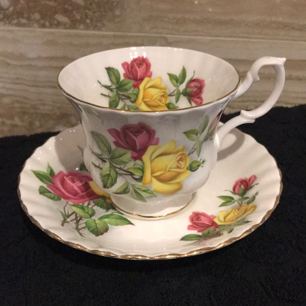 🎈  Host Pick 🎈 Vintage Royal Albert - Queen Anne